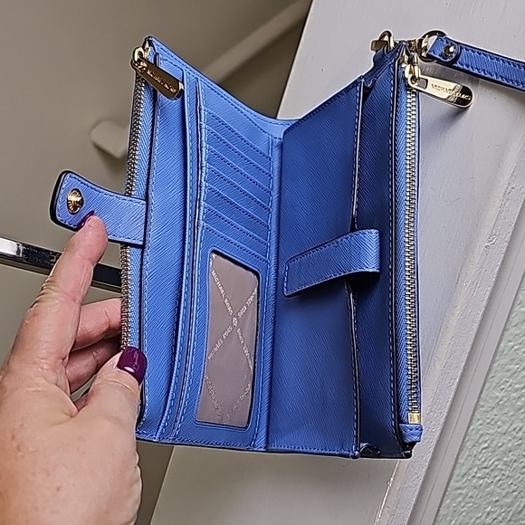 Michael Kors Periwinkle Saffiano Leather Double Zip Phone Wristlet/Wallet EUC - Picture 8 of 16